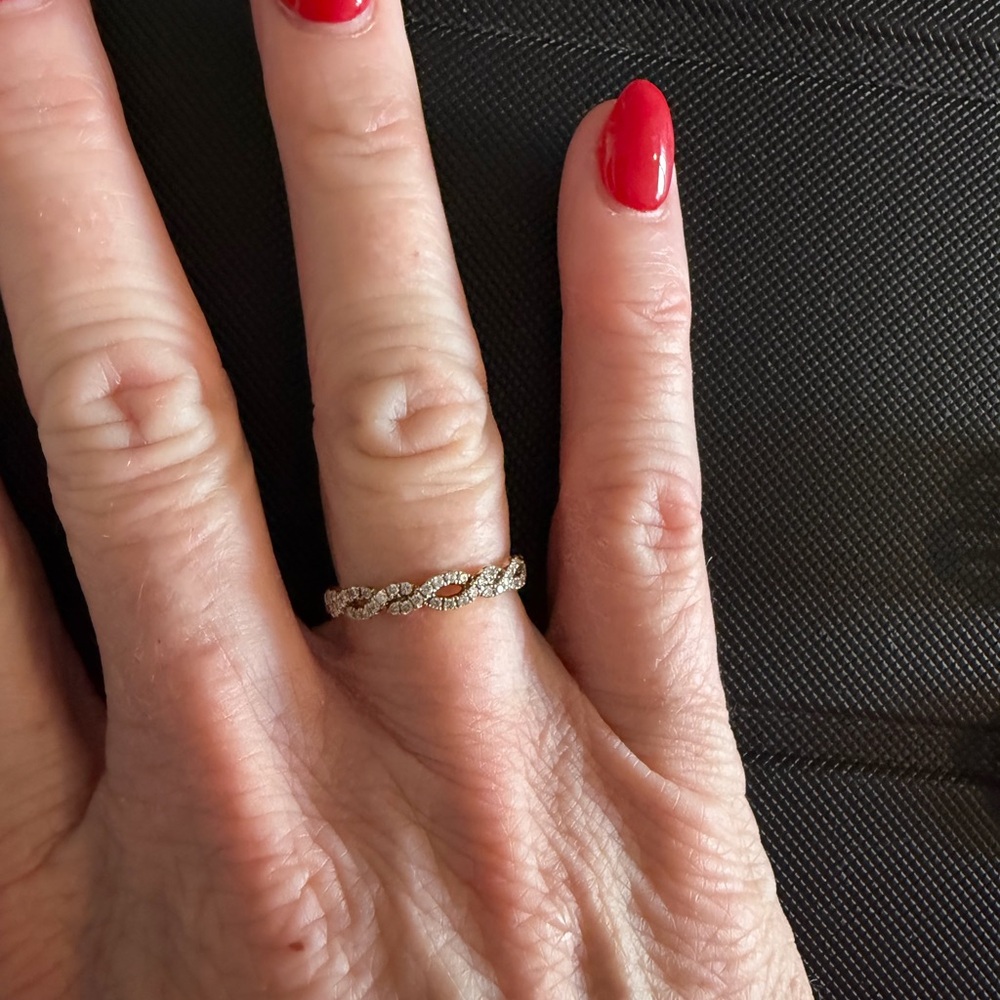 Elegant Gold Twisted Band Ring